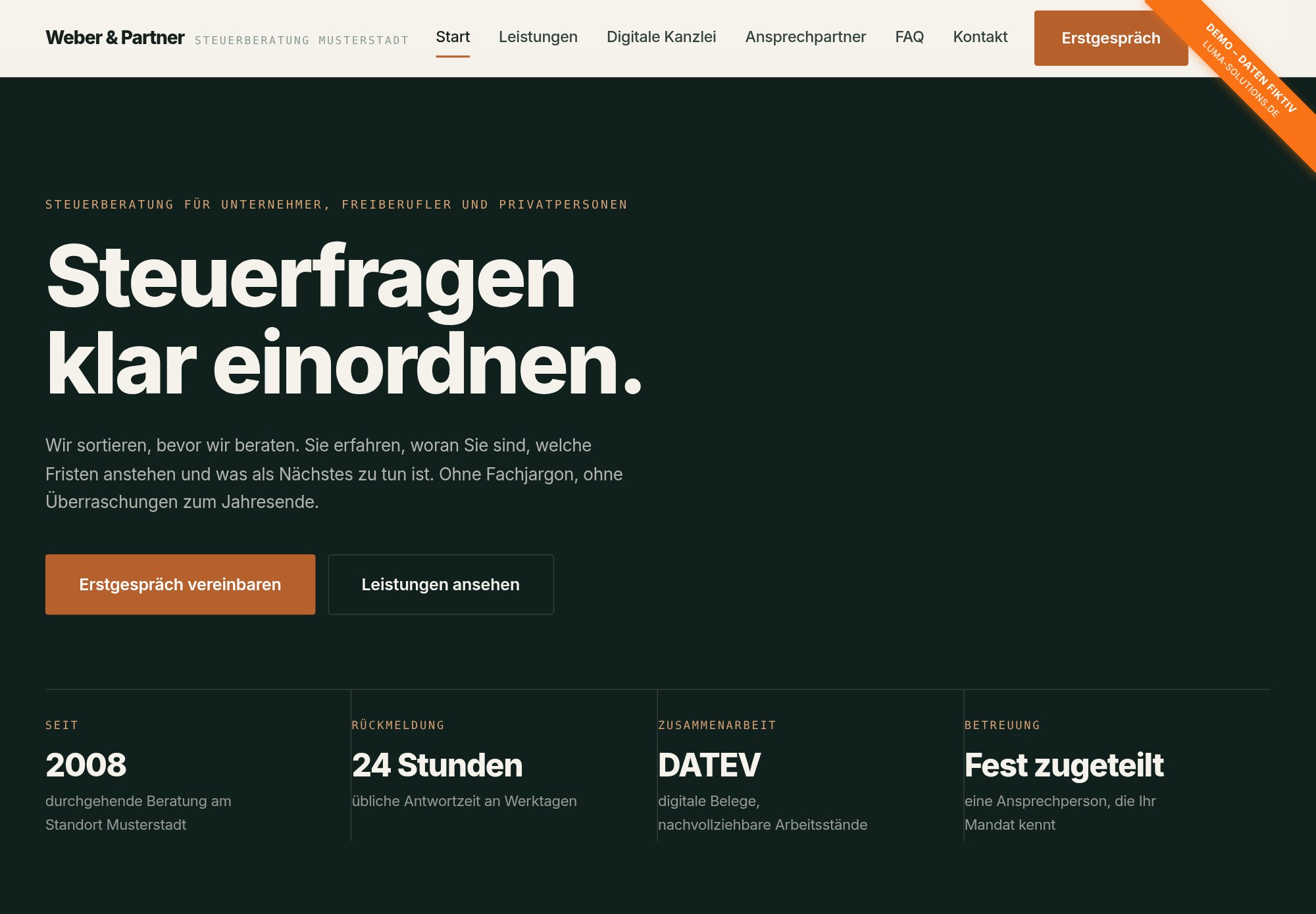 Demo-Website einer Steuerkanzlei: tiefgrüner Kopfbereich, wuchtige Groteskschrift, Leistungen als Zeilenliste mit Kupferakzent.