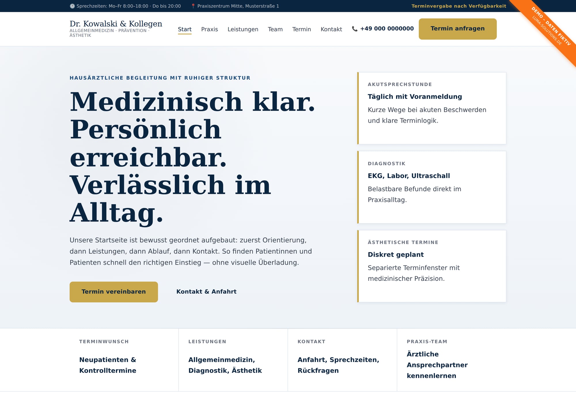 Demo-Website einer Allgemeinarztpraxis mit ruhigem Navy-Blau, großer Serif-Überschrift und geordneten Informationskarten.