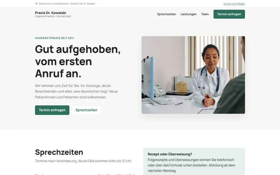 Startseite der Demo Praxis Dr. Kowalski am Computer