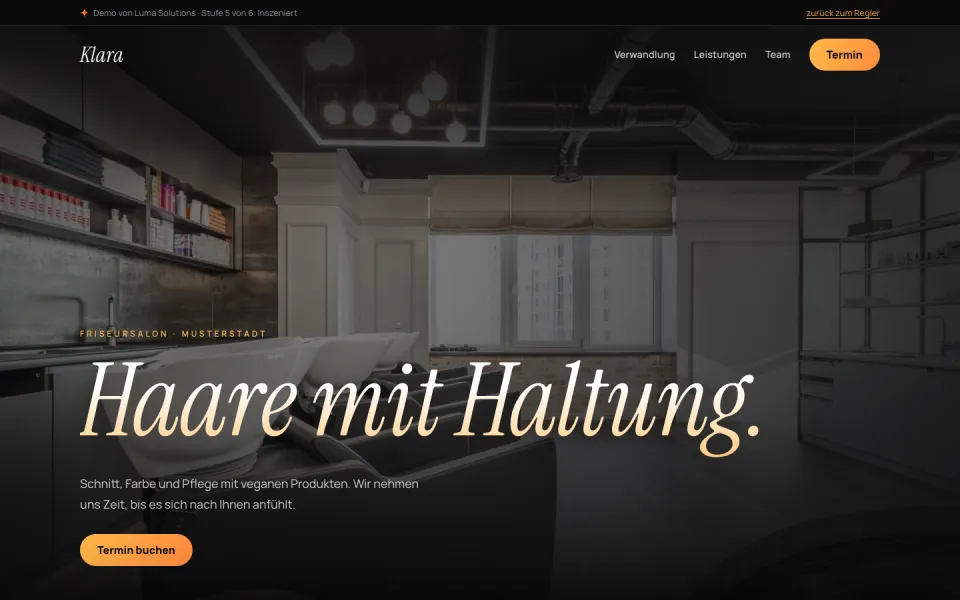 Startseite der Demo Salon Klara am Computer